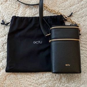 ECTU VEDA DOUBLE ZIPPER ITALIAN LEATHER CROSSBODY IN BLACK